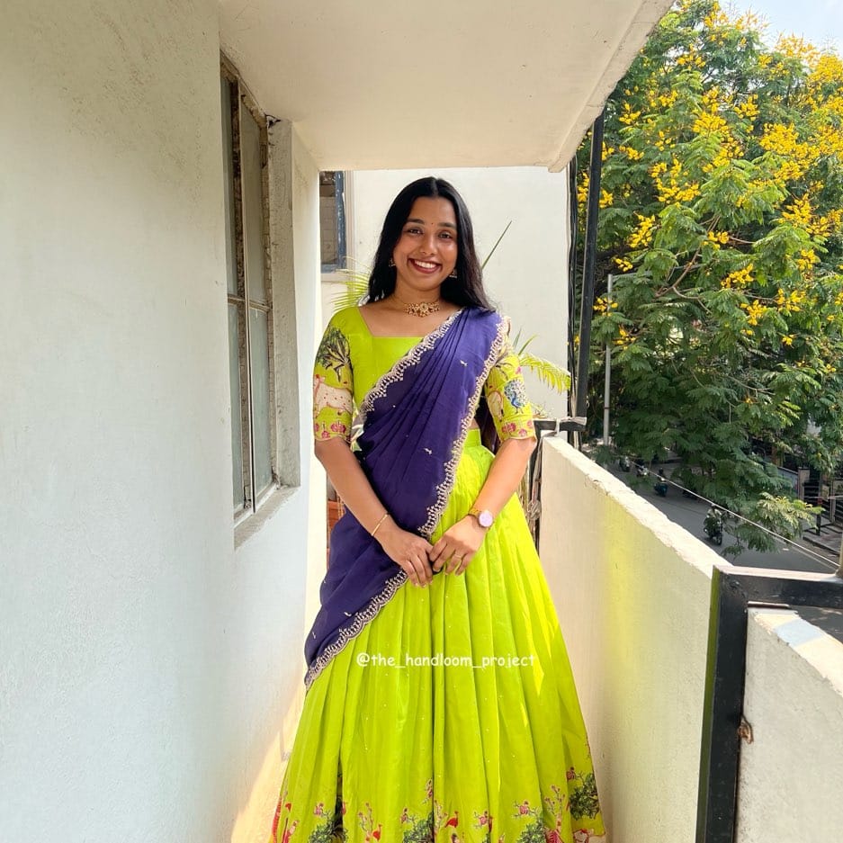 Parrot Green Violet Motif